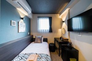 Piccola camera con letto e scrivania. di UCHI Asakusabashi a Tokyo