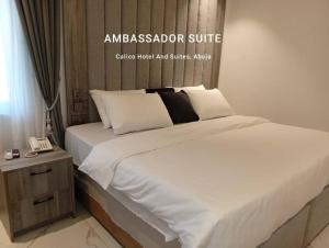 Krevet ili kreveti u jedinici u okviru objekta Calico Hotel and Suites, Abuja