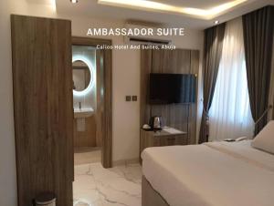 Krevet ili kreveti u jedinici u okviru objekta Calico Hotel and Suites, Abuja