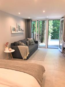 una sala de estar con un sofá y una mesa en Lifestyle Apartment, en Schwabach