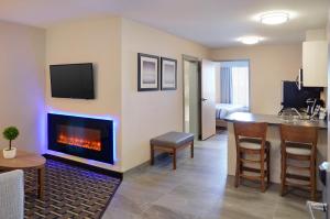 TV a/nebo společenská místnost v ubytování Pomeroy Inn and Suites Vermilion