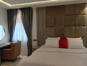 Krevet ili kreveti u jedinici u okviru objekta Calico Hotel and Suites, Abuja