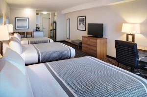 TV a/nebo společenská místnost v ubytování Pomeroy Inn and Suites Vermilion