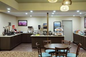 Nápoje v ubytování Pomeroy Inn and Suites Vermilion