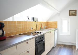 Cuisine ou kitchenette dans l'établissement L'Auberge 91530