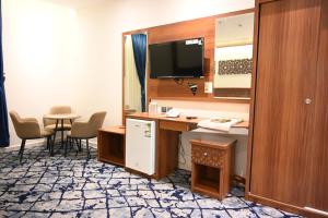 TV a/nebo společenská místnost v ubytování فندق نجمة العزيزية hotel Star AL Aziziyah