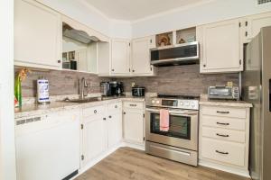 Cucina o angolo cottura di Windy Waves Top Location w Pool