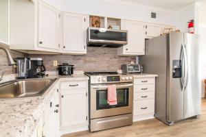 Cucina o angolo cottura di Windy Waves Top Location w Pool