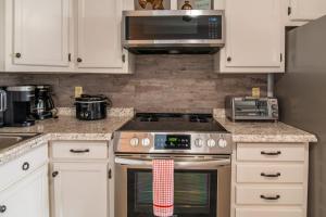 Cucina o angolo cottura di Windy Waves Top Location w Pool