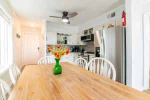 Cucina o angolo cottura di Windy Waves Top Location w Pool
