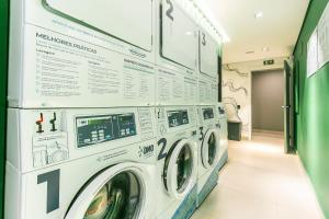 a washer and dryer in a laundry room at Go Vila Mariana - Studio 7 min. a pé do Metrô in Sao Paulo