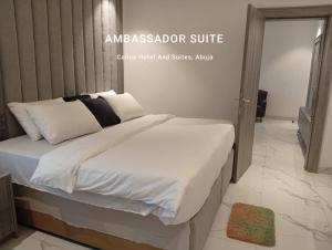 Krevet ili kreveti u jedinici u okviru objekta Calico Hotel and Suites, Abuja