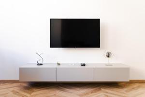 TV a/nebo společenská místnost v ubytování Mirage Studio
