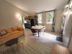 Posezení v ubytování Joli Cottage Confort 1 chambre en forêt au Village Vacances