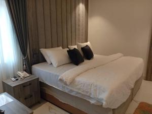 Krevet ili kreveti u jedinici u okviru objekta Calico Hotel and Suites, Abuja
