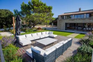 Un patio con sofás blancos y una mesa. en Luxury 4-bedroom villa - pool, en Gordes 36 fotos más