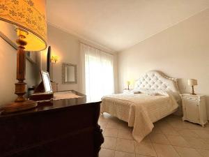 a bedroom with a bed and a desk with a lamp at FronteMare Appartamenti in Otranto