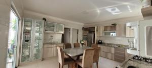 una cocina con mesa y sillas. en Casa inteira, en Rio Verde