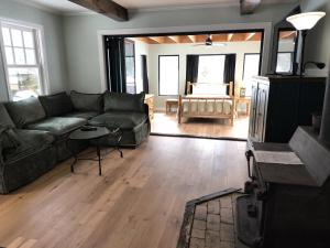 Χώρος καθιστικού στο Bluebell Lake Retreat