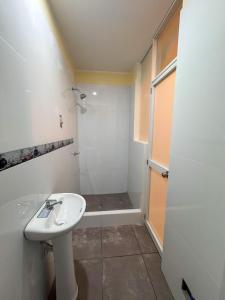 a white bathroom with a sink and a shower at Hotel Krammer en San Ramón, Selva Central in San Ramón +47 photos