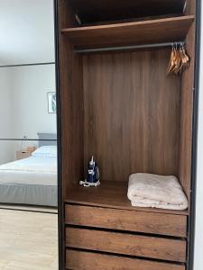 Schlafzimmer mit einem Holzschrank und einem Bett in der Unterkunft Chef's House in Parma + 5 Fotos