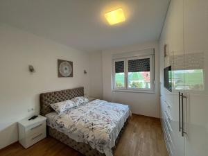 a bedroom with a bed and a window at Lux apartment Rose in Kragujevac