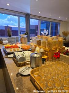 サルバドールにあるBahia salvador Business Flatsのカウンターでのビュッフェ(グラスと食事付)