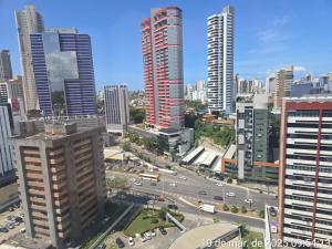 サルバドールにあるBahia salvador Business Flatsの高層ビルが立ち並ぶ街の景色