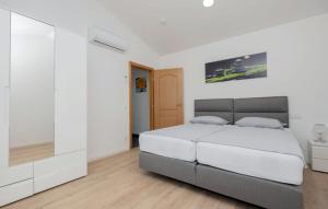 Katil atau katil-katil dalam bilik di Beautiful Villa Miki with pool in Makarska +22 gambar