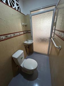 a bathroom with a toilet and a sink at Casa Naty Crespo in Cartagena de Indias