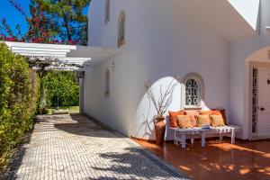 a living room with a couch on a patio at Villa Audiência 38 in Monte Gordo