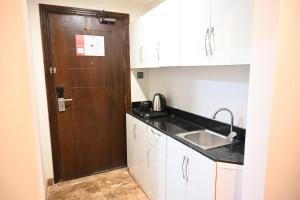 Kuchyň nebo kuchyňský kout v ubytování فندق نجمة العزيزية hotel Star AL Aziziyah