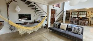 - un salon avec un hamac dans une maison dans l'établissement Casa em Maresias com vista pro mar, à São Sebastião