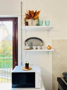 a kitchen with a microwave on a counter at Appartamento con Vista Panoramica e Garage Ideale per Famiglie 4 Persone in Fiuggi