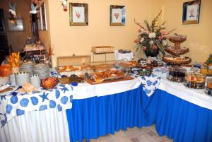 un tavolo blu e bianco con sopra del cibo di Hotel Solemare ad Albenga
