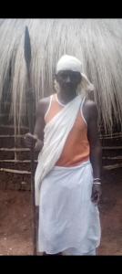 Tongwe Cultural Heritage Center في Katumbi: امرأة معها منشفة على رأسها تمسك بعصا