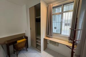 a room with a window and a desk and a chair at Incrível Apartamento ao lado Copacabana Palace in Rio de Janeiro +26 photos