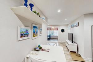 リホボスビーチにあるTown of Rehoboth Beach --- The Boxwood House - 21 Wilmington Ave #1Eのリビングルーム(白いテーブル、テレビ付)