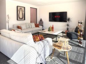 SraghnaにあるVilla à Marrakech 8 Personnes, Piscine et Petits-Déjeuners Inclusのリビングルーム(白いソファ、テレビ付)