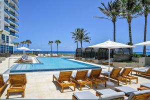 Bazén v ubytování High Rise Ocean View Condo 2BR 2.5BA nebo v jeho okolí