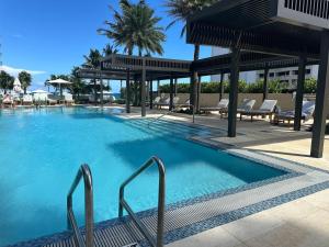 Bazén v ubytování High Rise Ocean View Condo 2BR 2.5BA nebo v jeho okolí