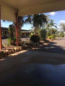 莫兰巴黑色方块汽车旅馆的空荡荡的停车场，大楼里有一列火车