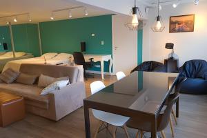 เตียงในห้องที่ Conforto, Cama King e Ar Cond. ao lado do Barigui