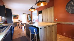 Kuchyň nebo kuchyňský kout v ubytování Villa avec Vue Panoramique et Piscine