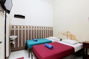 Postel nebo postele na pokoji v ubytování Monica Hotel Yogyakarta