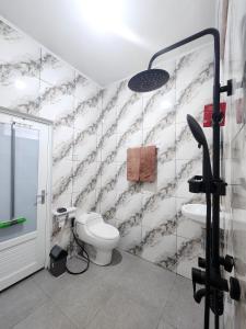 a bathroom with a toilet and a sink at AVA Homestay Bengkulu in Bengkulu