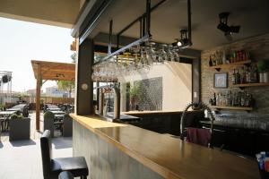 un bar avec un comptoir en bois dans un restaurant dans l'établissement BONNES VACANCES sur le CAMPING LE BOSC, à Saint-Cyprien