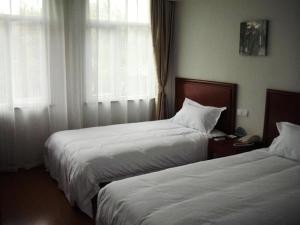 Katil atau katil-katil dalam bilik di GreenTree Inn ShangHai JiaDing the South of F1 Circuit FangTai Hardware Market Express Hotel