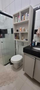 Un baño con inodoro, ducha y lavabo. en Casa inteira, en Rio Verde 35 fotos más