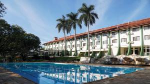 un hotel con piscina frente a un edificio en Eldorado Atibaia Eco Resort, en Atibaia